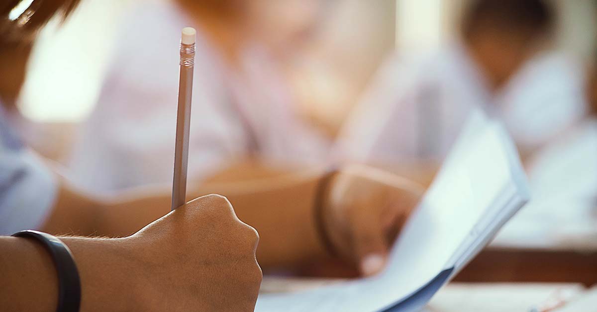 Student taking Chinese comprehension exam